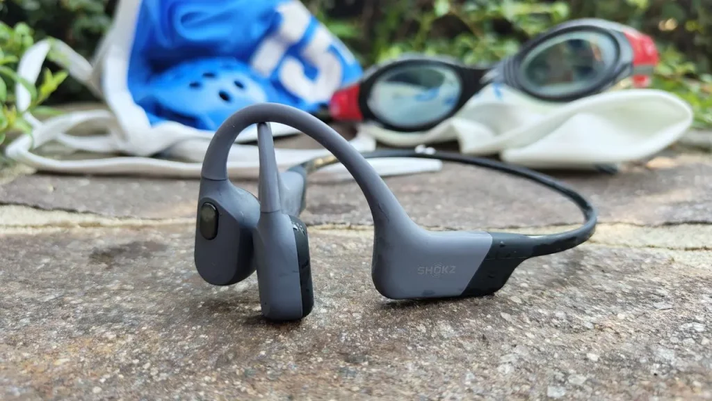 recensione Shokz OpenSwim Pro copertina Migliori cuffie true wireless