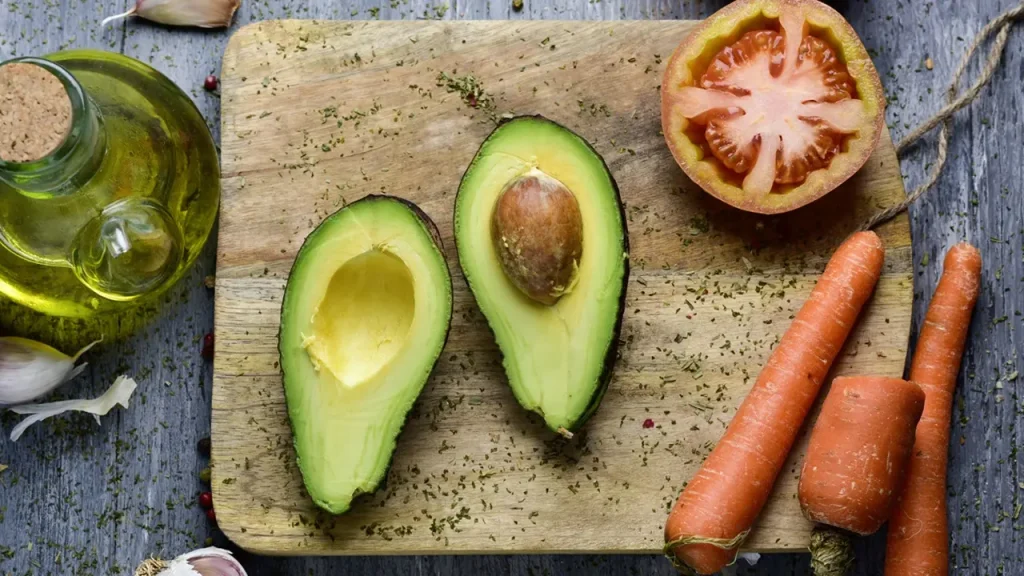 cibo vegano su un tagliere