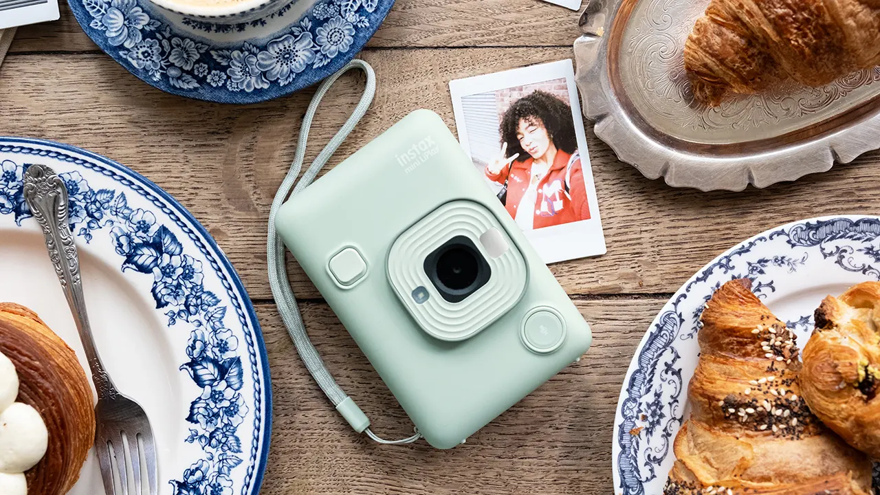 La recensione di Instax mini LiPlay: la fotocamera ibrida che accontenta tutti thumbnail