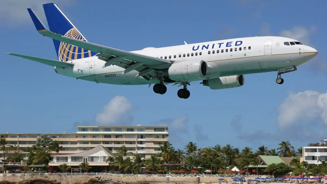 Connessi anche in volo: United Airlines porta il Wi-Fi gratuito di Starlink in aereo thumbnail