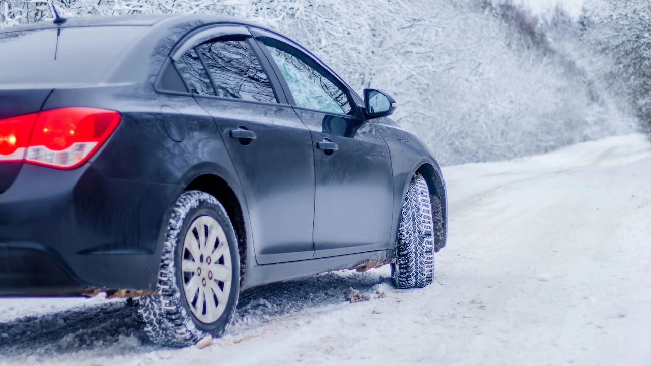 Neve, pioggia, grandine e ghiaccio: trucchi e consigli utili per guidare in sicurezza in inverno thumbnail