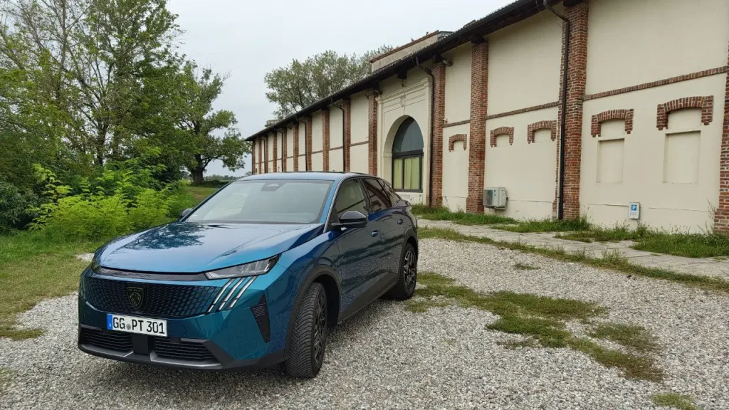 test drive Peugeot 3008 Hybrid