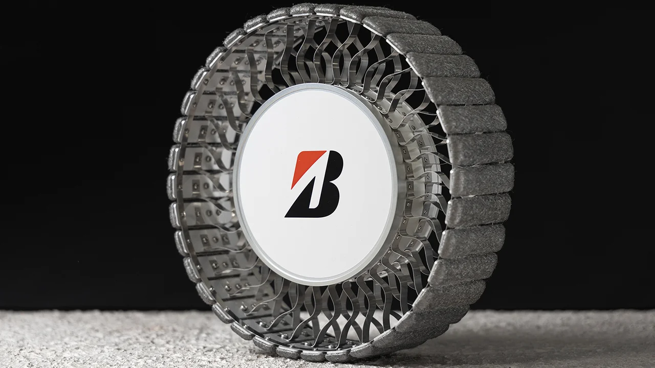 Non chiamatelo pneumatico: la ruota di Bridgestone per la Luna thumbnail