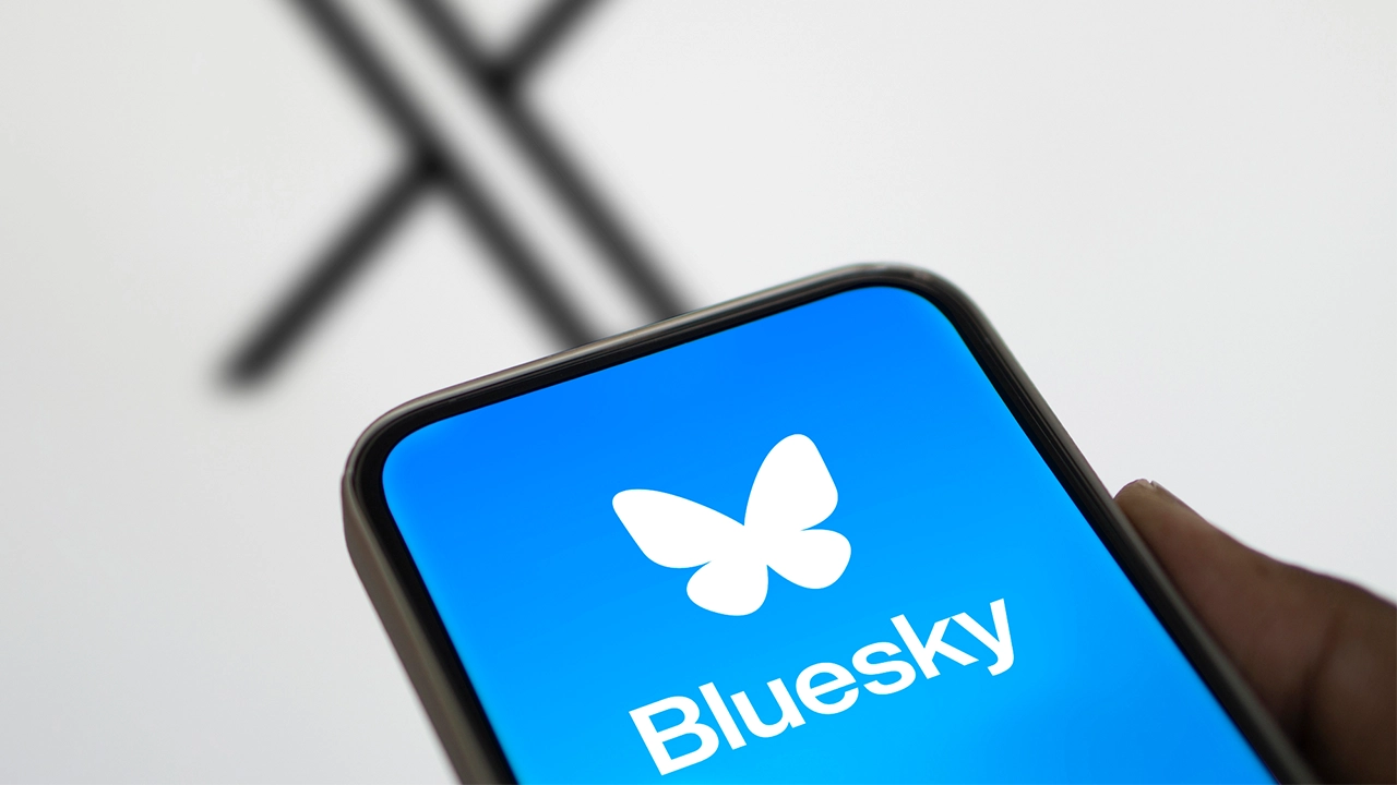 Bluesky, il social senza pubblicità sfida X e Threads: un milione di nuovi utenti dopo le elezioni USA thumbnail