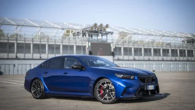 La prova su pista di BMW M5 e M5 Touring: oltre 700 cavalli di potenza ibrida