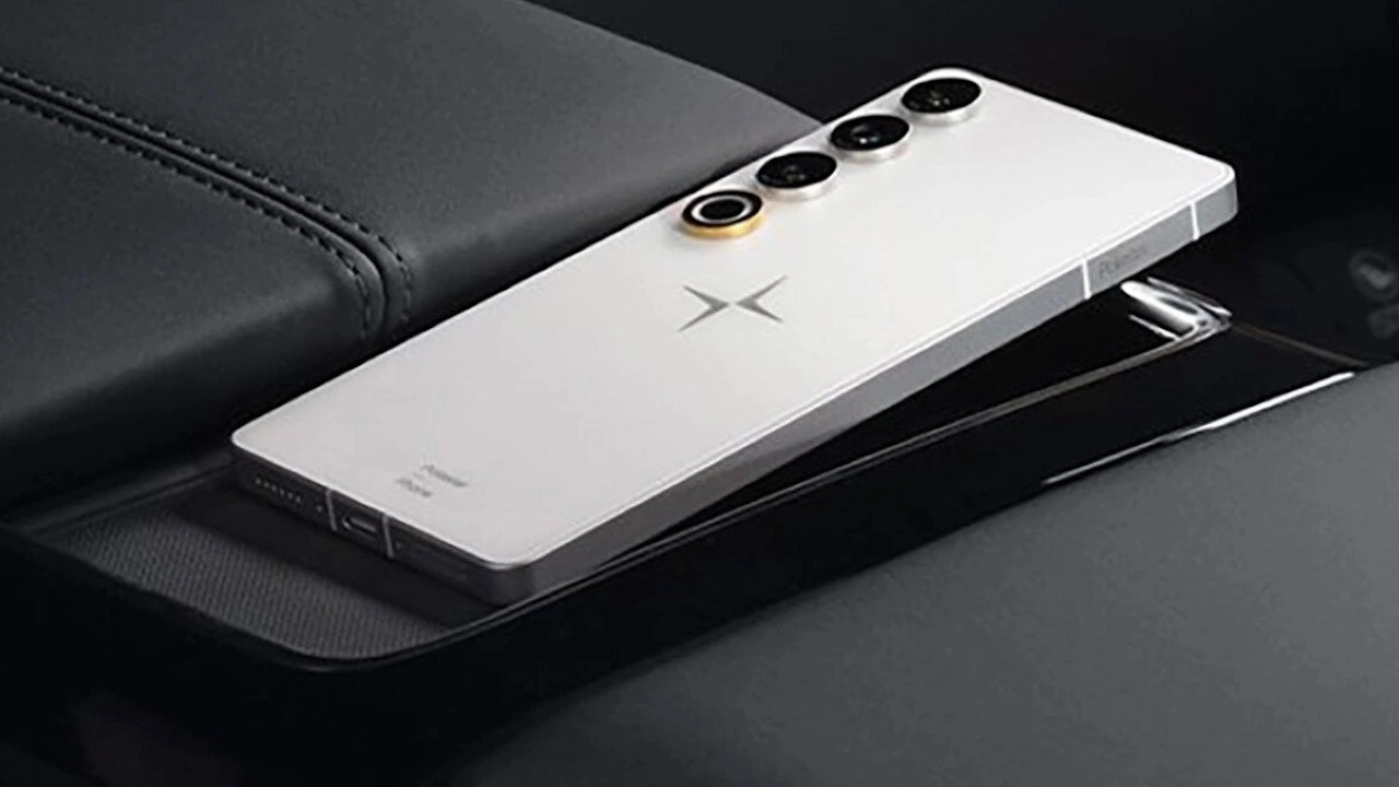 Dallo smartphone Polestar al boombox Lamborghini: i gadget più strani delle case automobilistiche thumbnail