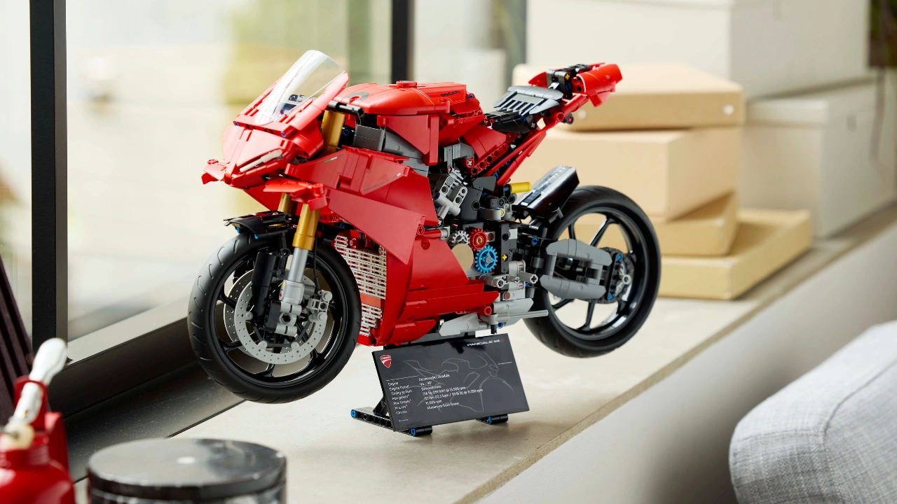 LEGO svela il nuovo set Technic dedicato alla Ducati Panigale V4 S: in commercio da gennaio thumbnail