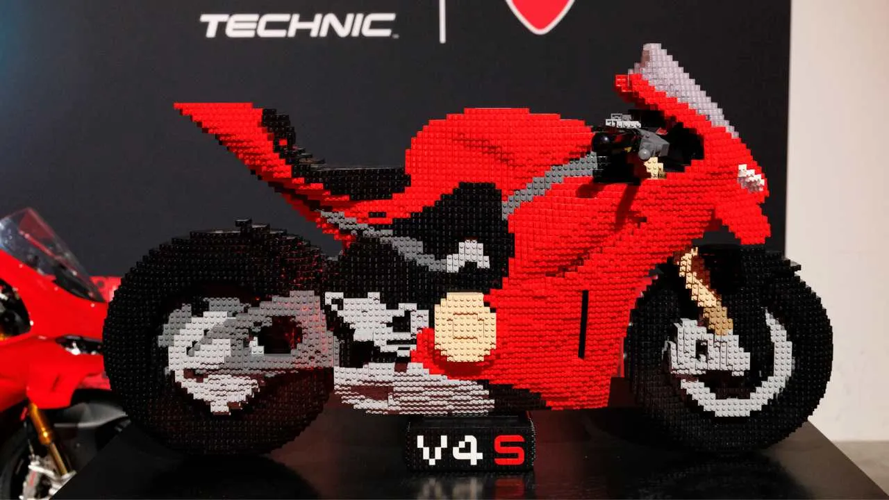 LEGO e Ducati celebrano la Panigale V4 S con un modello in scala reale thumbnail