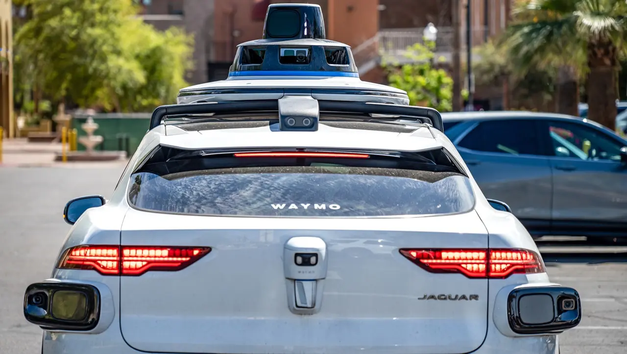 Waymo espande i robotaxi a Miami: la guida autonoma accelera negli USA thumbnail