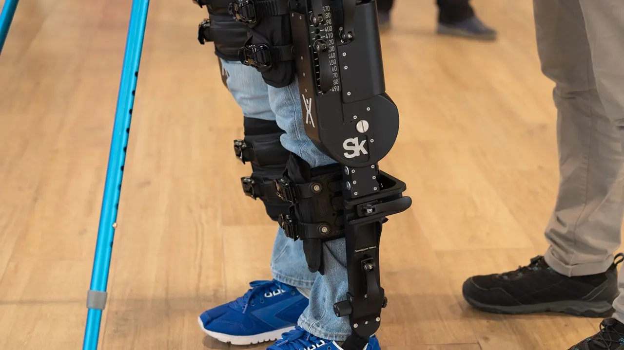 Questo esoscheletro robotico autonomo fa camminare le persone paraplegiche thumbnail