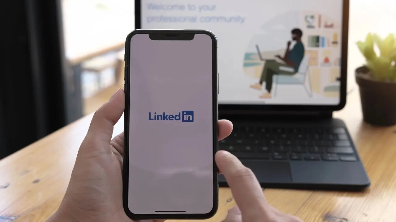 LinkedIn lancia una nuova tab video: contenuti "alla TikTok" per i professionisti thumbnail