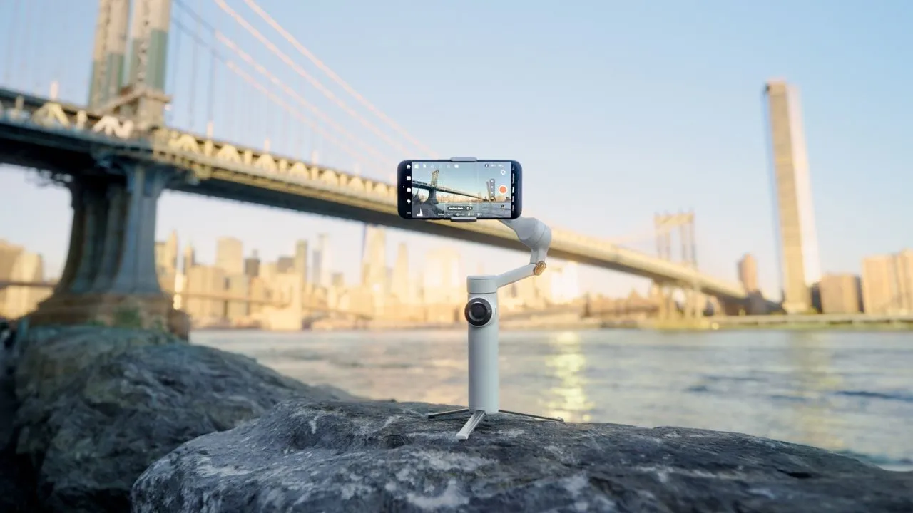 Insta360 Flow 2 Pro: lo stabilizzatore per smartphone con IA avanzata e funzioni professionali thumbnail