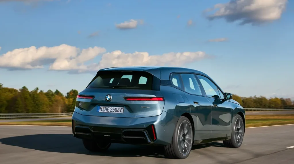 BMW iX xDrive novità nuova versione 2025