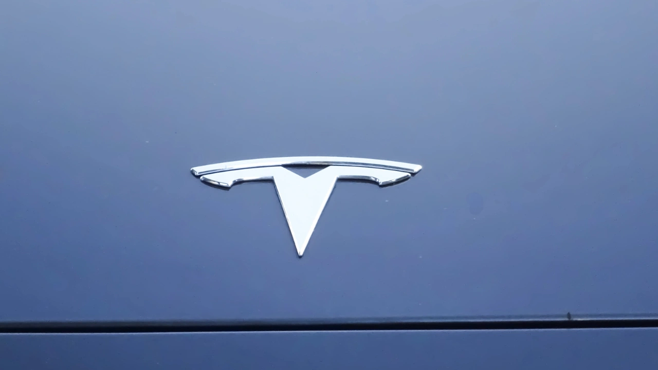 La nuova Tesla Model Y sta arrivando (anche in Italia), ma a che prezzo? thumbnail