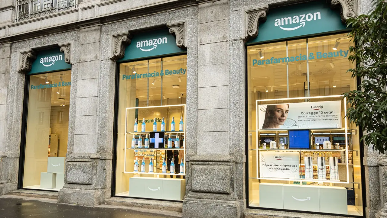 Amazon apre il primo negozio fisico in Italia: Parafarmacia e Beauty thumbnail