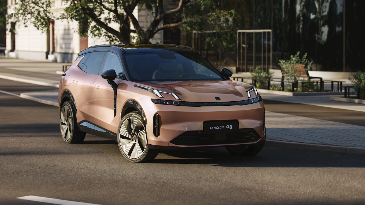 Il nuovo Suv ibrido plug-in Lynk & Co 08 arriva in Europa thumbnail