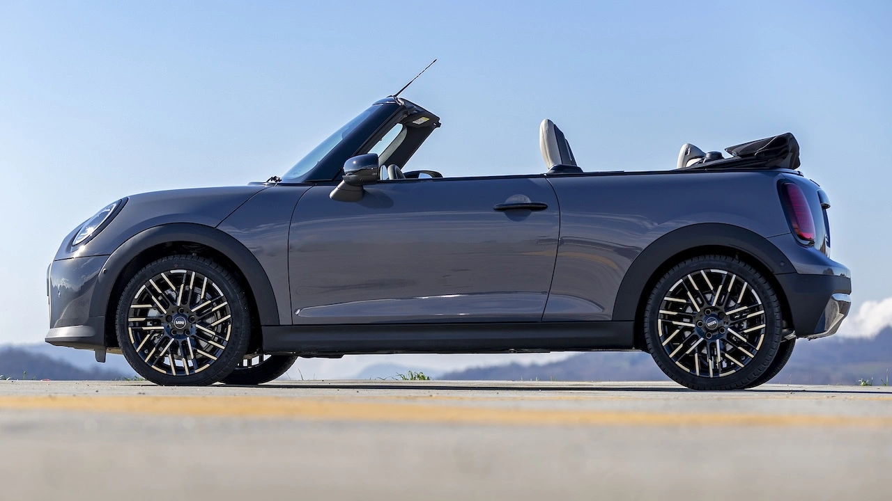 La nostra prova su strada della nuova MINI Cooper Cabrio thumbnail